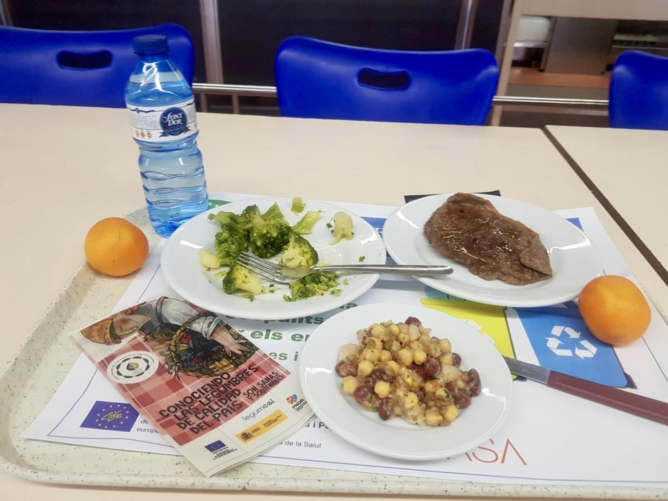 The Germans Trias i Pujol University Hospital. Distribution of informational brochures of the campaign in its cafeteria.